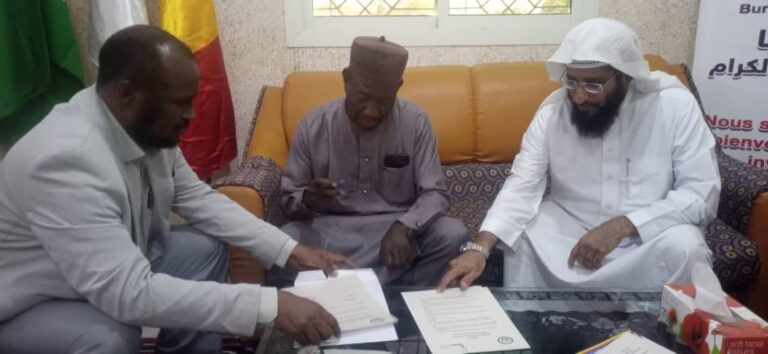 Tchad: signature d’un mémorandum d’entente entre l’Université Adam Barka d’Abéché et l’assemblée Mondiale de la Jeunesse Musulmane.